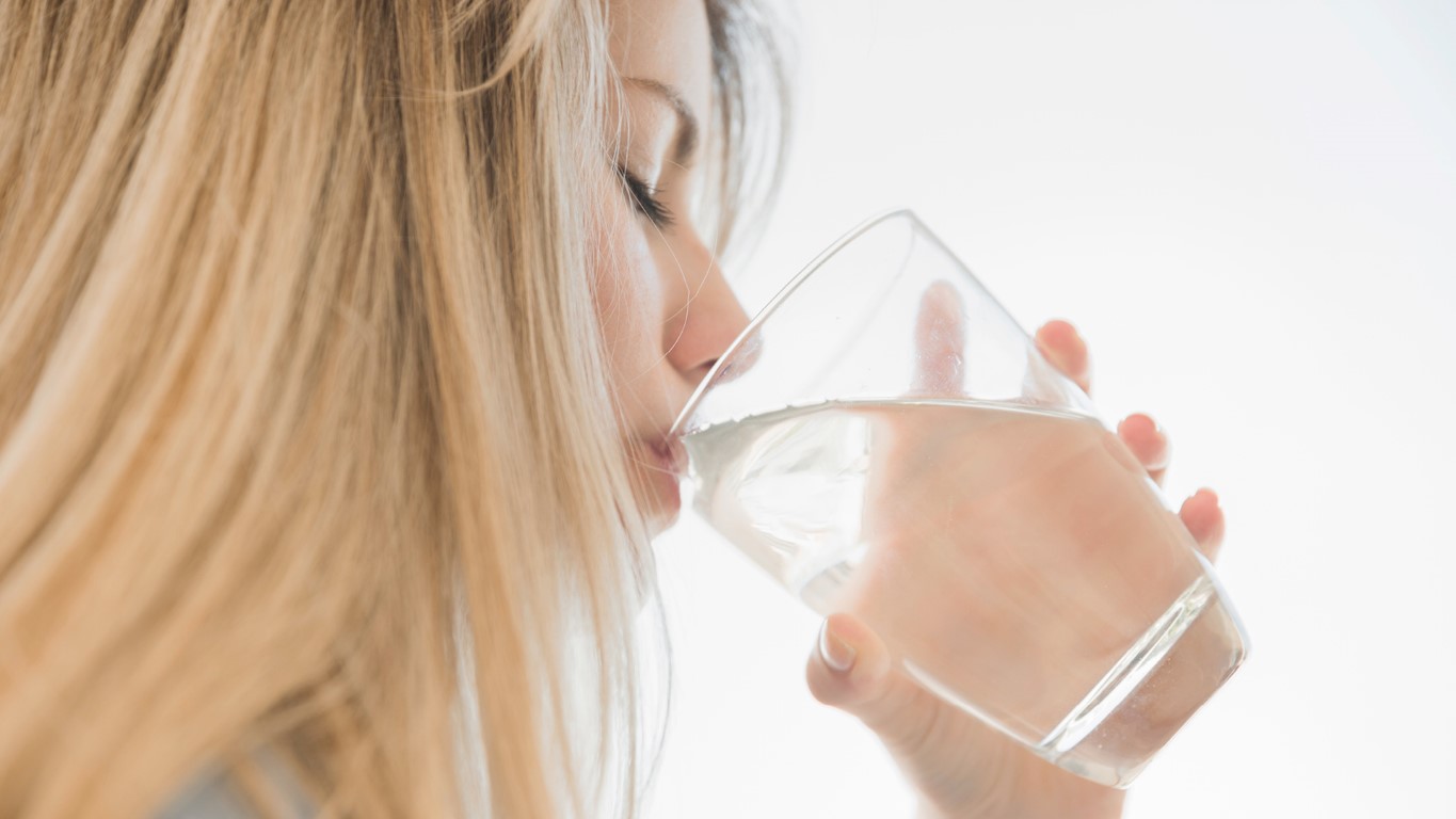 ผิวชุ่มชื้นสุขภาพดี ง่ายๆแค่ดื่มน้ำ
