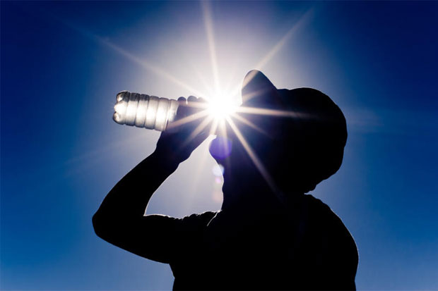 วิธีบรรเทาอาการเพลียแดด ดื่มน้ำจะช่วยเพิ่มความสดชื่นได้