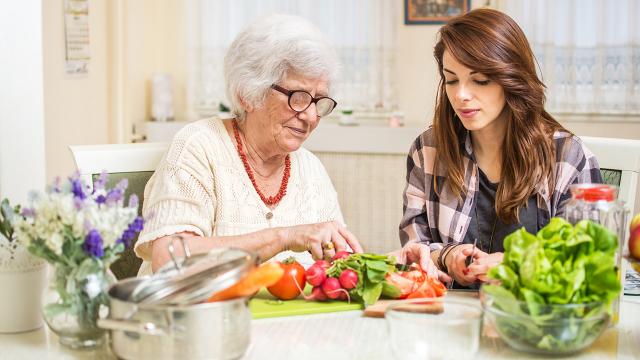 การดูแลสุขภาพผู้สูงอายุที่ทานยาก เพื่อให้รับประทานอาหารมากยิ่งขึ้น
